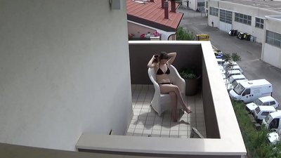 Sîxuriya hevjîna min a ciwan ku li balkonê masturbat dike