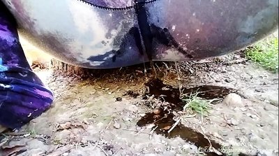 Di kolanê de pîskirin! Werin temaşe bikin ku LilKiwwiMonster pantikên xwe şil dike û di nav axê de pif dike!