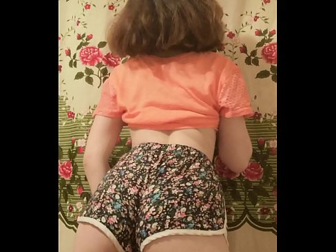 ❤️ Keçika ciwan a seksî li ber kamerayê kurtanên xwe ji xwe dike ❤️❌ Vîdyoya porno li me ❌️❤