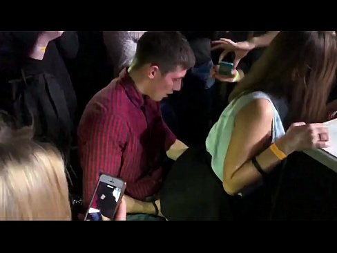 ❤️ Seksê rast di klûbek şevê ya rûsî de. Keçeke rûsî ya 18 salî di nav anus û vajînayê de li klûbeke şevê kenîya ❤️❌ Vîdyoya porno li me ❌️❤